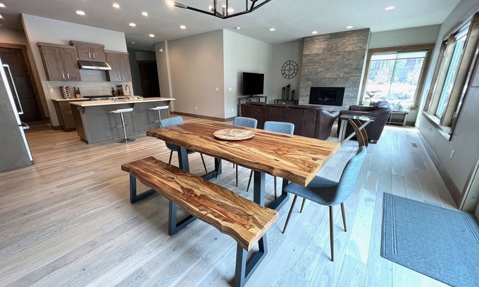 Bend Casa | New, Stunning & Modern Luxury, Fire Pit, A/C, Golf, Bike, Hike & Mt Bachelor