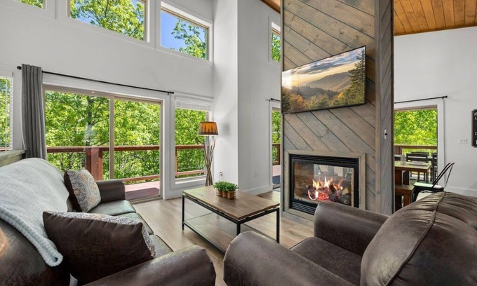 Wears Valley Cabina | New! Stunning Mountain Views, Modern Cabin, Hot Tub, Arcade, Mins to the Smokies