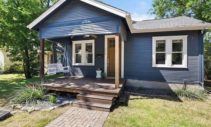 Hancock Casa | NEW Style & Comfort - 2 miles to downtown, 5 blocks to cute cafes, bars