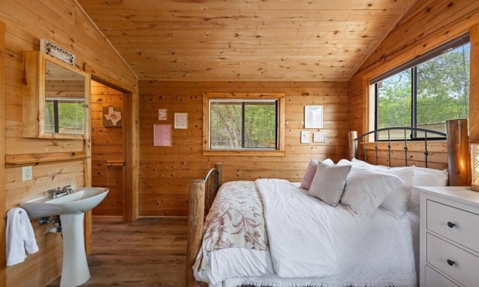 Spicewood Cabina | *NEW Sunrise Lodge - Dawn Suites | Lake Views