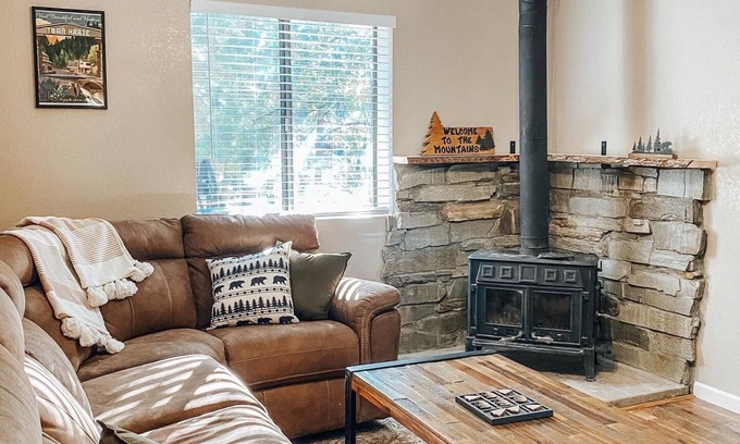 Twain Harte Cabina | New! Terrys Treehouse | Dog Friendly | Cozy Cabin