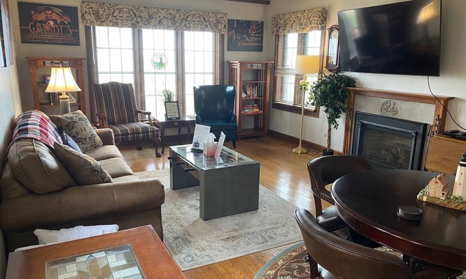 Racine Casa | New! The Gatsby! Pro Cleaned, Self Check In Sleeps 12