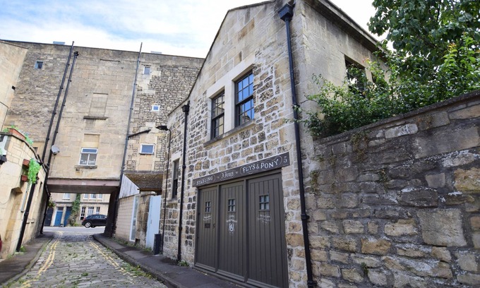 Bath Cabaña | New - The Livery - Daniel Mews - a house that sleeps 4 guests in 1 bedroom