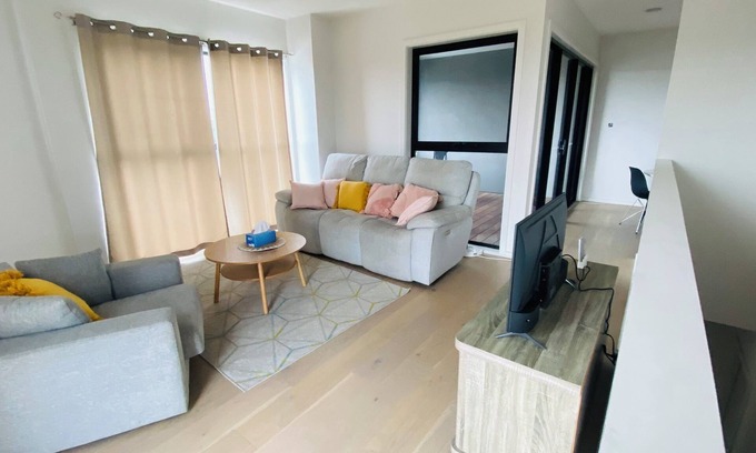 Cranbourne East Casa | New Three Bedroom Town House close to Mornington Peninsula