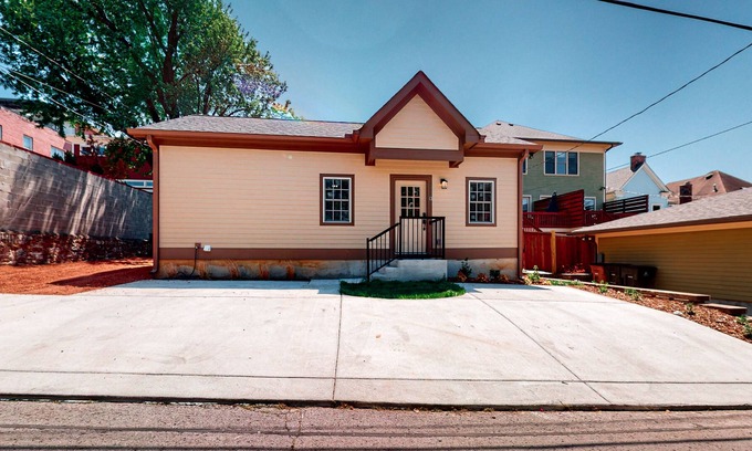 Historic Edgefield Cabaña | New, tiny home with full kitchen, washer/dryer - walking distance to attractions