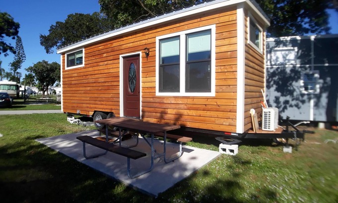 Iona Chalet De Esquí | New Tiny House - ¡PRECIO INTRODUCTORIO a minutos de Sanibel y Fort Myers Beach!