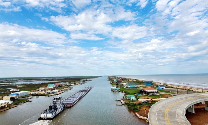 Cedar Lane Casa | NEW to VRBO! Minutes to the beach! Family-sized Home w/ creek views & fishing!