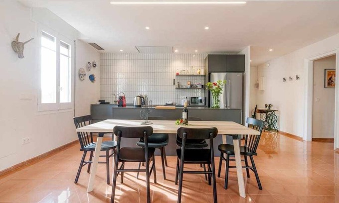 Eixample Apartamento | New top floor apt with a lot of light & air-con