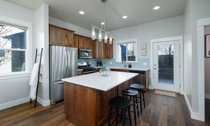 Four Corners Condominio | NEW! Townhome in 4-corners, garage parking, walk to river