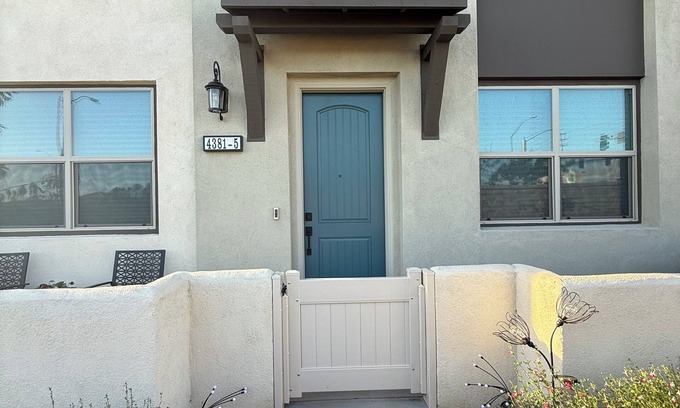 Ontario Casa | New townhome in lovely Ontario with WiFi, AC Garage Parking