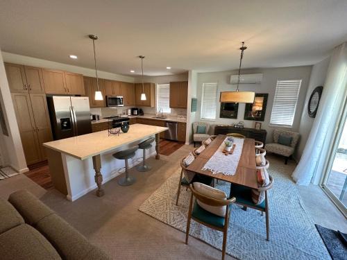 Makaha Valley Casa | New Tropical Island Ohana near Beach with community Pool Spa Gym PingPong and more