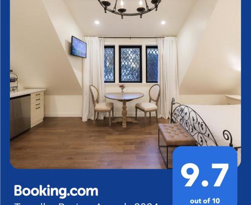 Chico Apartamento | New Tudor Cottage one block from Chico State and downtown with private garage