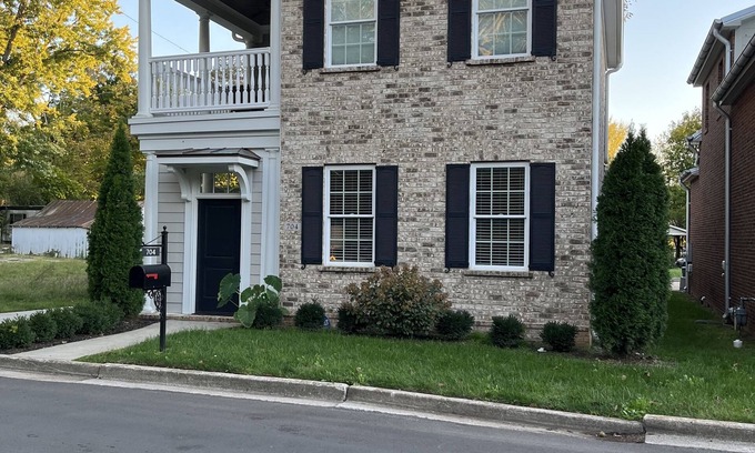 Murfreesboro Casa | New Two Story House with Two Decks & Screened in Patio near Charming Downtown