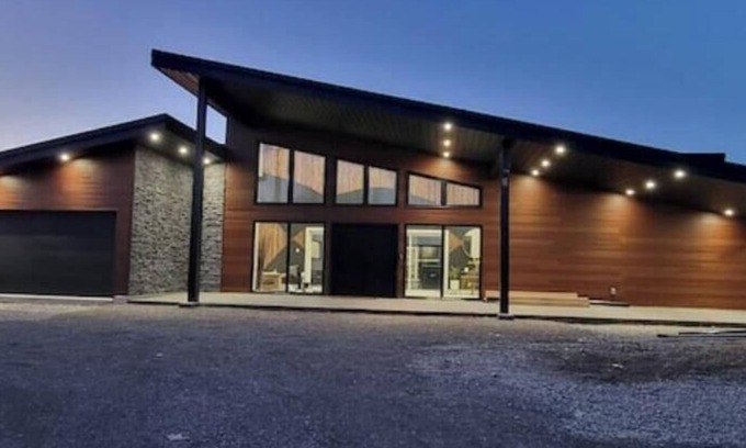 Tobermory Cabaña | New Unique Luxury Home with Private Courtyard! (Brand New Build)