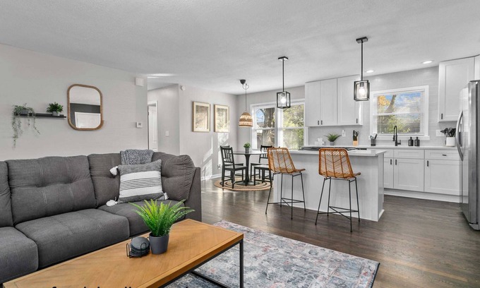 Fairway Casa | New Updates 2BRHome/Close to Plaza/Quiet/Walkable