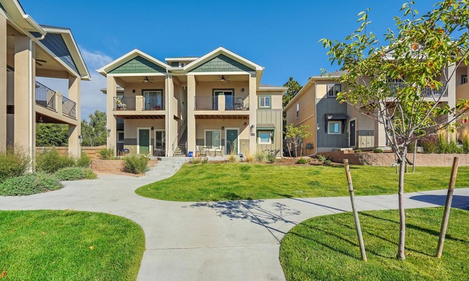 Northeast Colorado Springs Condominio | New Upper Condo-Covered Deck-Pet Friendly