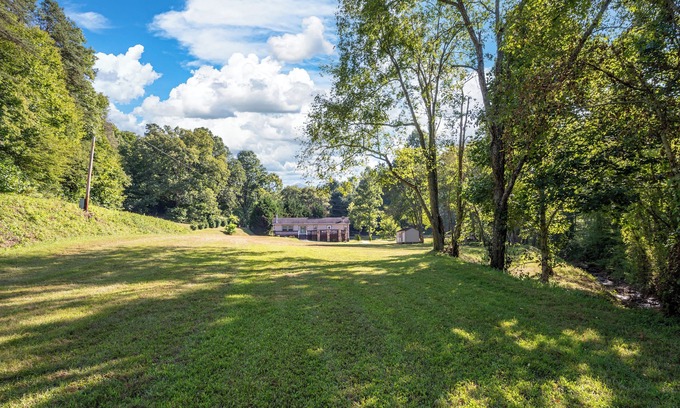 Leicester Casa | New Vacation Rental-Charming Mountain Home on 2 acres-20 mins to Downtown AVL