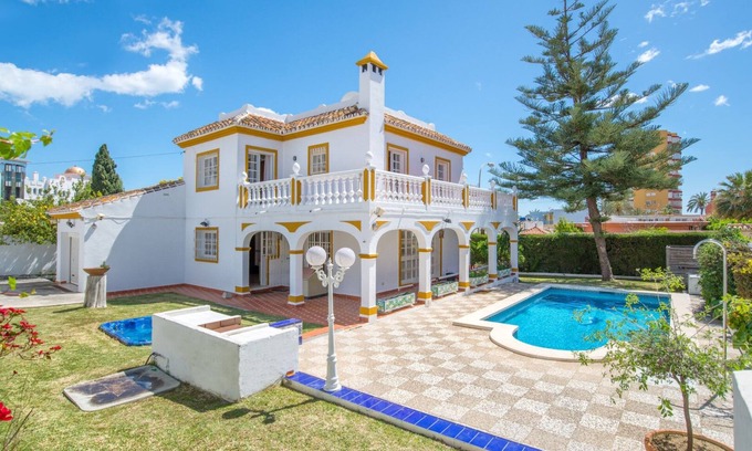 Benalmadena Costa Villa | ¡¡¡NUEVO!!! Villa, piscina climatizada, jacuzzi- 5 minutos a pie de la playa, cerca de Puerto Marina