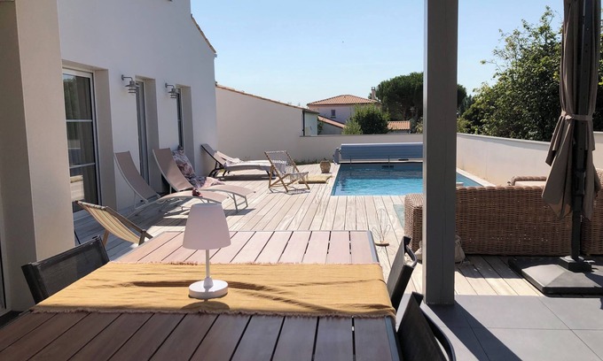 Saint-Palais-sur-Mer Casa | New villa with heated pool, sleeps 10, quiet area in St Palais