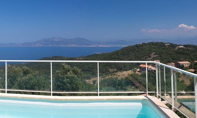Coti-Chiavari Villa | NUEVA VILLA PISCINA CLIMATIZADA EXCEPCIONAL PANORAMA 6 PERSONAS