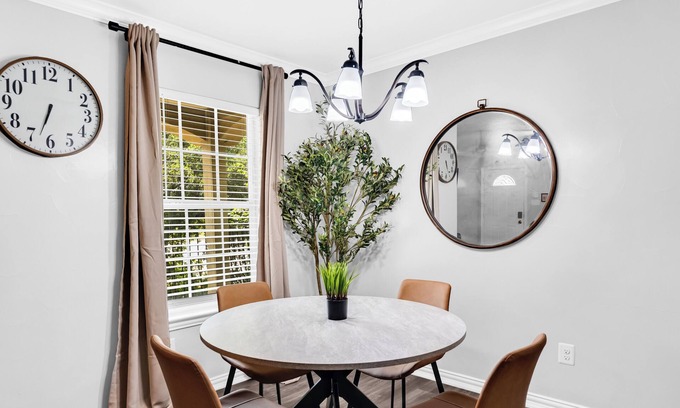 South Arlington Apartamento | AT&T Stadium, 2-bedroom/2-bath apartment in the heart of Arlington w/ parking