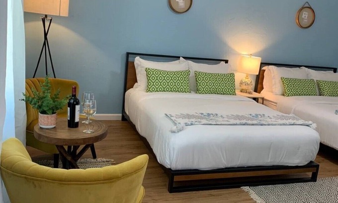 Ukiah Cabaña | * New! Well Appointed 2 Queen Beds Cottage + Yard