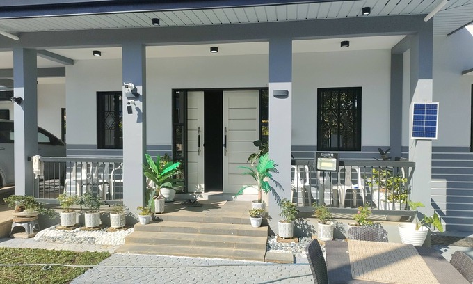 Alfonso Casa | New white and gray BIG house located in a nice quiet community.
