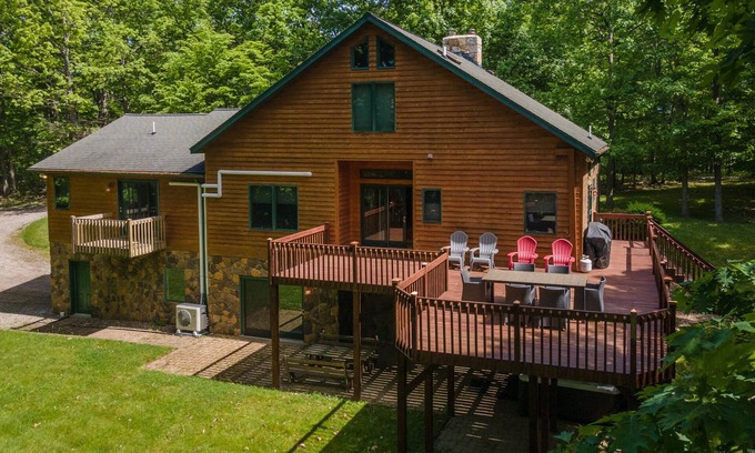 North Glade Hills Casa | New! Wooded Kingdom: Lake Access, Hot Tub!