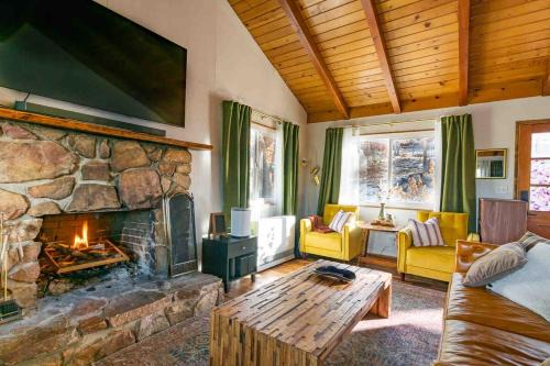 Upper Moonridge Casa | New Yena Cabin in Moonridge