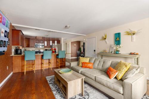 Newark Casa | Newark Gem Ruby 3BR, 3BA - Sleeps 14 - Walk to Prudential Center and Newark Penn Station, Near EWR and American Dream Mall, includes Parking - WiFi - Laundry - Backyard - Gym
