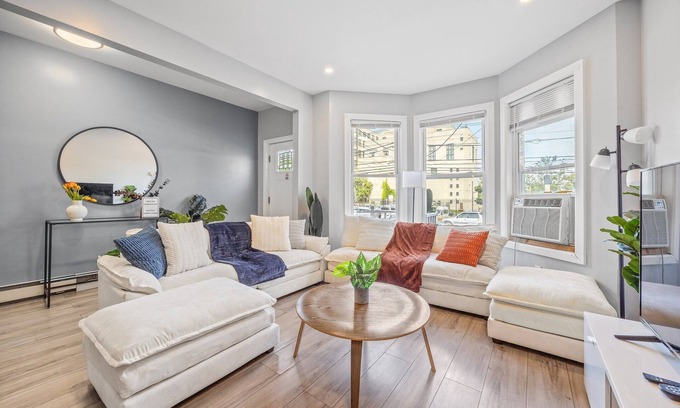 Forest Hill Casa | Newark's Famility Favorite Place for 18 guests