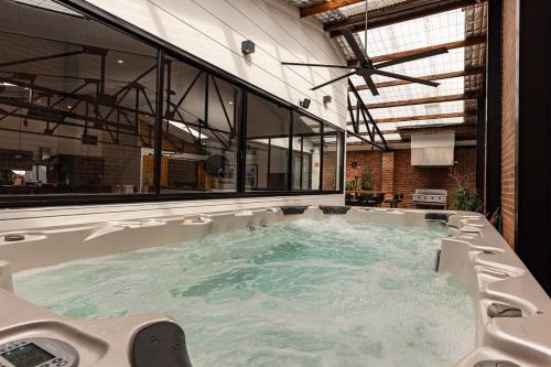 Newcastle West Casa | Newcastle CBD Penthouse, Spa & Entertainment