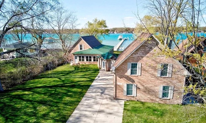 Anchorville Casa | Newer Cottage on the Lake, ample space for boats