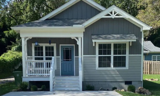 Hendersonville Casa | Nueva casa en el histórico Hendersonville. ¡Cerca de Asheville y Blue Ridge Parkway!