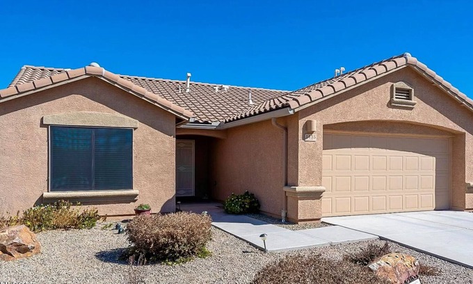 Colonia De Los Alamos Casa | Newer home with 2 car garage less than 30 minutes from Tucson airport