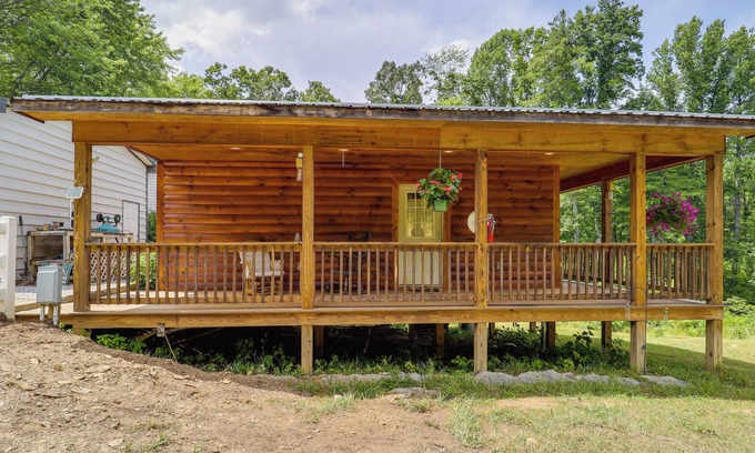 Linville Falls Cabina | Newland Cabin with Porch: Walk to Linville Falls!