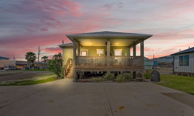 Port Aransas Casa | "Newly Built 2-Bedroom Coastal Cabin: Cozy Beach Retreat with Shopping & Dining Nearby!"