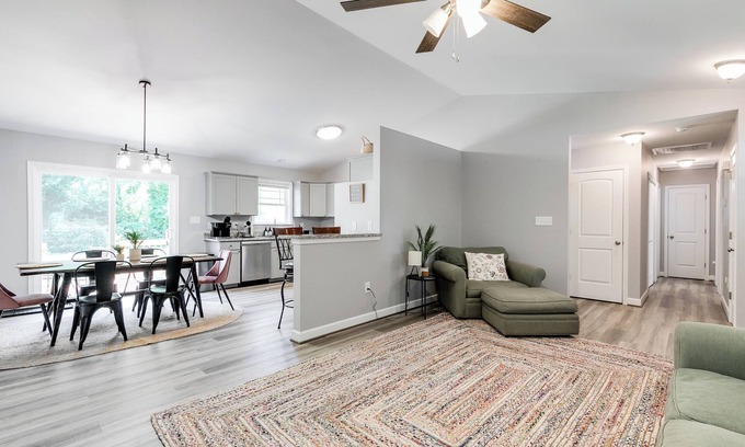 Issue Casa | Newly Built 3 Bedroom Home Near Downtown!