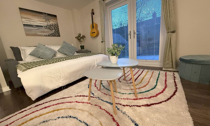 Newcastle-upon-Tyne Casa | Newly Built 3BR Gem:King Beds, Fast Wi-Fi, Free Parking, Close to Airport & City