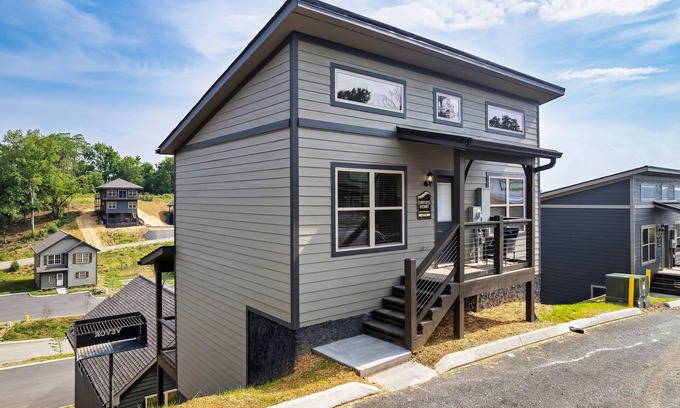 Sevierville Cabina | Newly Built Cabin! Hot Tub! Foosball! 5 MI to Pigeon Forge! Mountain Views!