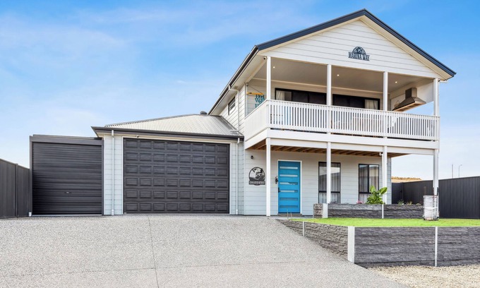 Mannum Casa | NEWLY BUILT END OF 2024, THIS SPACIOUS RIVER HOME COMFORTABLY ACCOMMODATES 13