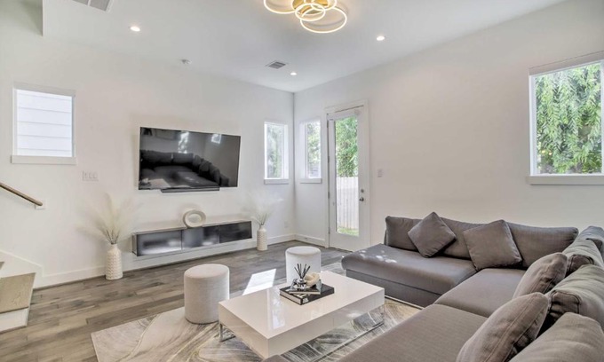 Houston Casa | Newly-Built Luxury Galleria Area Townhome!
