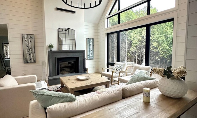 Flesherton Cabaña | Newly-built Modern Farmhouse at Eugenia Falls