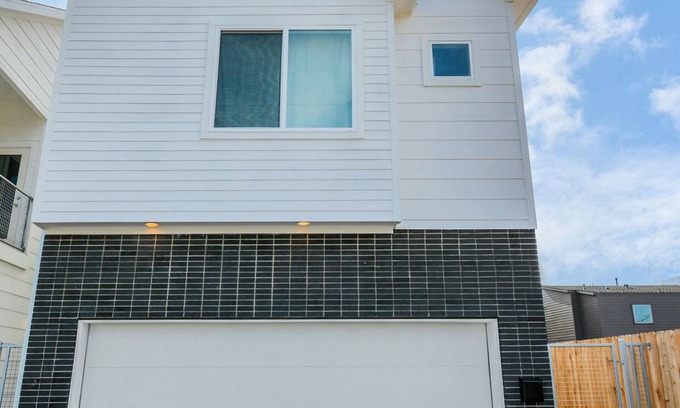 Northside Casa | Newly Built Modern Townhome 5 minutes Downtown! Sleeps 9 Comfortably
