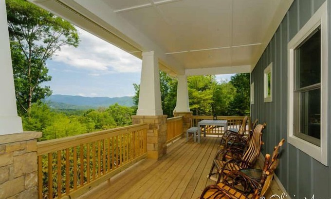 Asheville Casa | Cabaña de montaña de nueva construcción con vistas, privacidad y 10 min. ¡Desde el centro de la ciudad!
