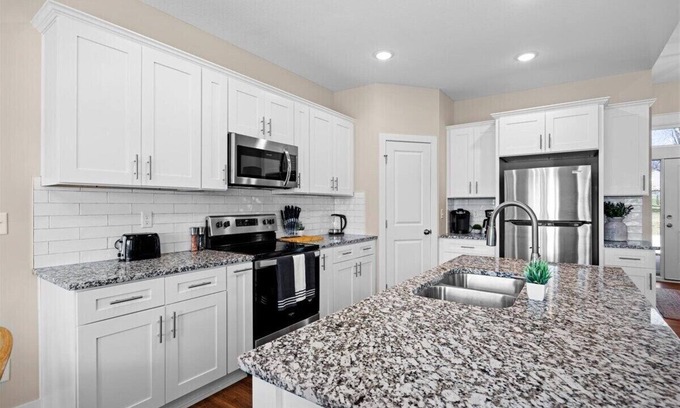 Blue Township Casa | Newly Built Ranch 4Bdr/ 3bath Style Home | Creek
