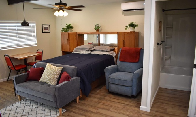 Roosevelt Apartamento | Newly Built Rustic Studio with Pool, Hot tub, Firepit and More
