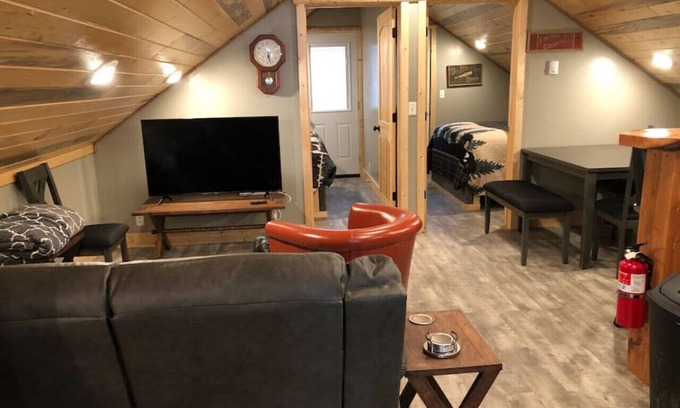 Island Park Cabina | Newly Built, Rustic Loft, Kitchen, Washer & Dryer