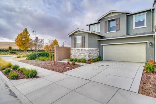 Tracy Casa | Newly Built Tracy Home with Backyard and Pool Access!
