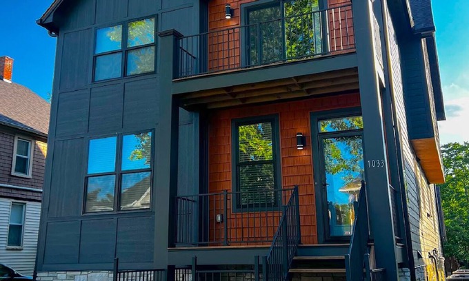 Wayne County Condominio | Newly-built modern farmhouse condo available in Grosse Pointe Park!